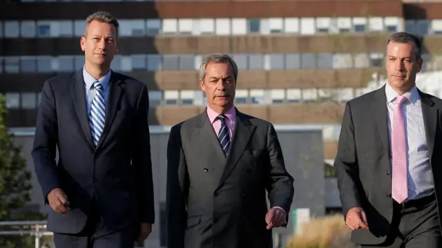 Нейтан Гилл (слева) и Найджел Фарадж (в центре) в Страсбурге