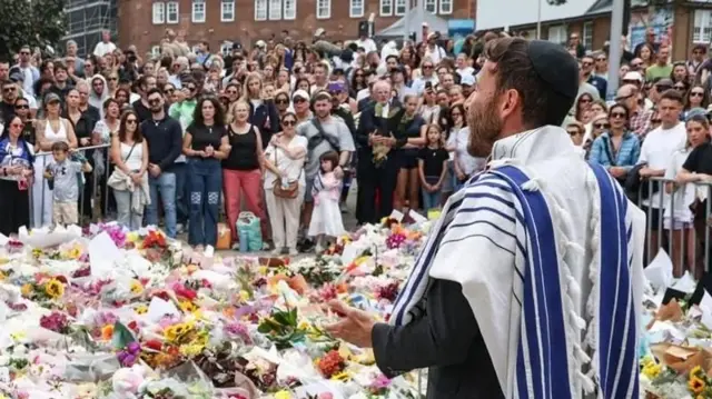 ਬੋਂਡਾਈ ਬੀਚ 'ਤੇ ਮਾਰੇ ਗਏ ਲੋਕਾਂ ਨੂੰ ਸ਼ਰਧਾਂਜਲੀ ਭੇਟ ਕਰਦੀ ਹੋਈ ਭੀੜ 