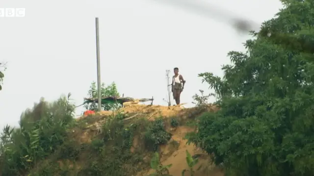 ঘুমধুম-তমব্রু সীমান্ত এলাকার বিভিন্ন সীমান্ত প্রাচীরে আরাকান আর্মির সদস্যদের সশস্ত্র অবস্থায় সীমান্তে পাহারা দিতে দেখা গেছে