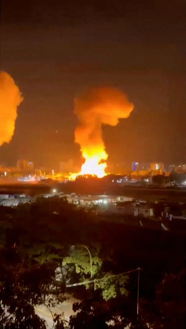 Columna de fuego y humo en Caracas.