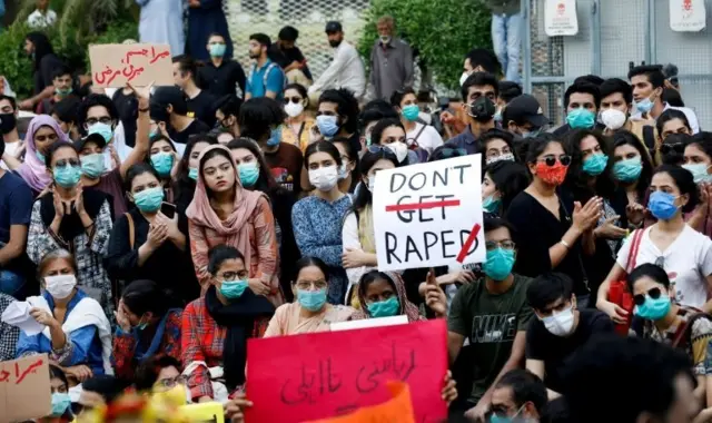 تظاهرات زنان در کراچی پاکستان در اعتراض به موارد تجاوز و خشونت علیه زنان