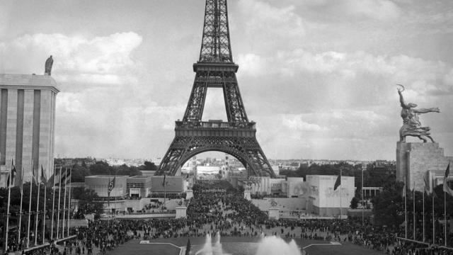 Советский и германский павильоны на Всемирной выставке в Париже (май 1937 года)