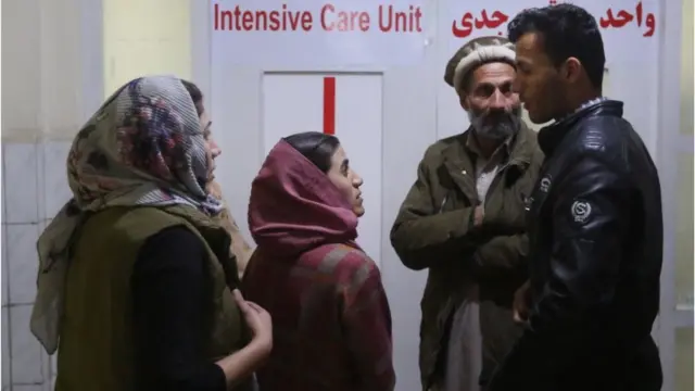 کابل یونیورسٹی میں زخمی ہونے والے طلبہ کے رشتے دار