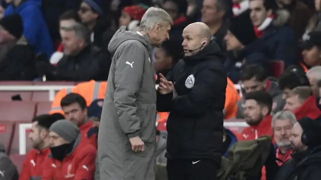Asisten wasit Anthony Taylor mengingatkan Wenger untuk meninggalkan kawasan lapangan, namun Wenger justru diduga mendorongnya.
