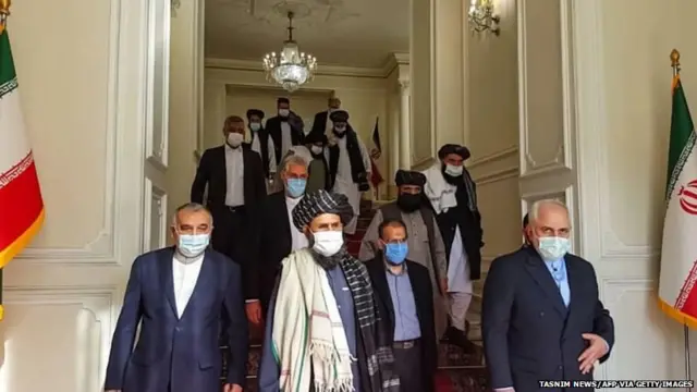 31 जनवरी 2021 की इस तस्वीर में ईरान के विदेश मंत्री जवाद ज़रीफ़ को तालिबान नेताओं के साथ देखा जा सकता है