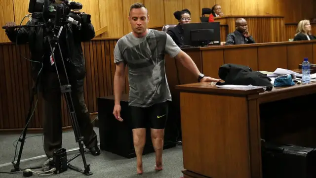 Óscar Pistorius camina sin sus prótesis durante la última audiencia del juicio por la muerte de su novia.