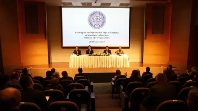 กระทรวงการต่างประเทศได้เชิญบรรดาทูตและผู้แทนองค์กรระหว่างประเทศเพื่อชี้แจงสถานการณ์ทางการเมืองที่เกิดขื้น