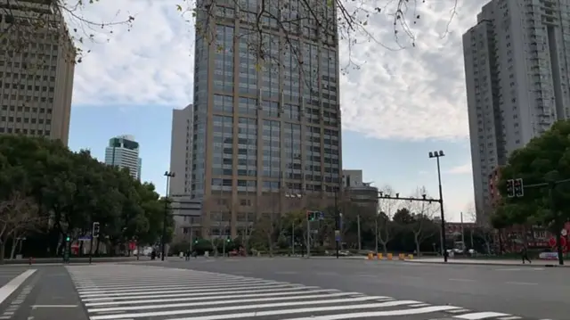 সাংহাইতে জনশূন্য একটি রাস্তা