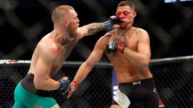 McGregor conecta un golpe contra Díaz