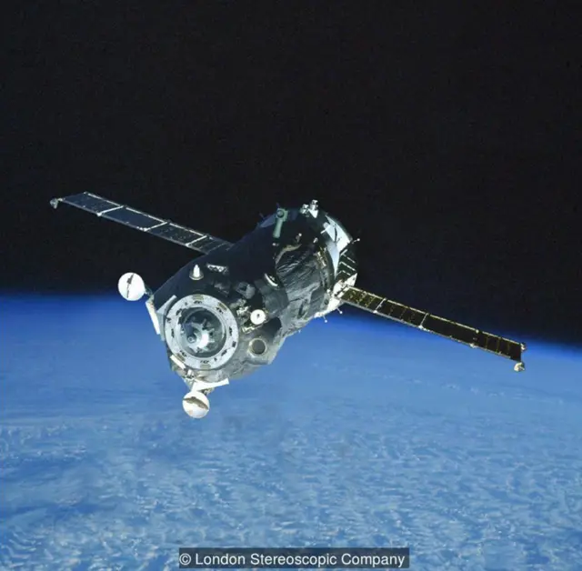 在太空运行中的俄罗斯联盟号（Soyuz）飞船（1998）