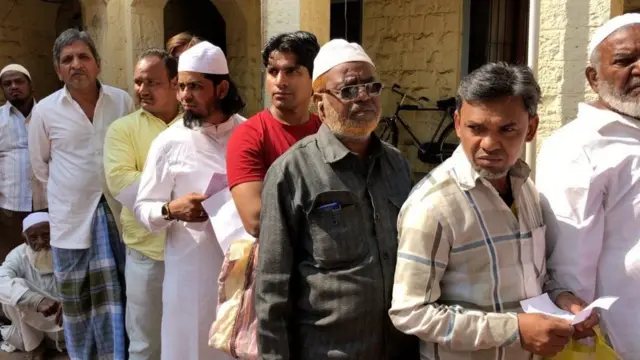 பிறப்பு ஆவணங்களுக்காக வரிசையில் காத்திருக்கும் மாலேகான் முஸ்லிம்கள்