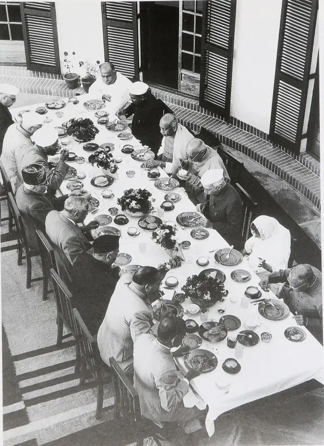 पंतप्रधान नेहरू यांच्यासोबत डॉ. आंबेडकर आणि इतर केंद्रिय मंत्रीमंडळ. (जून 1948)