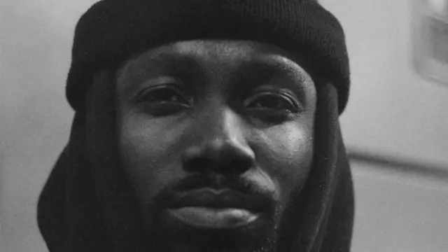 영상제작자 겸 예술감독인 에제키셀 아킨뉴우는 예술 분야에서 일하면서 인종차별적 가스라이팅을 당한 경험이 있다.