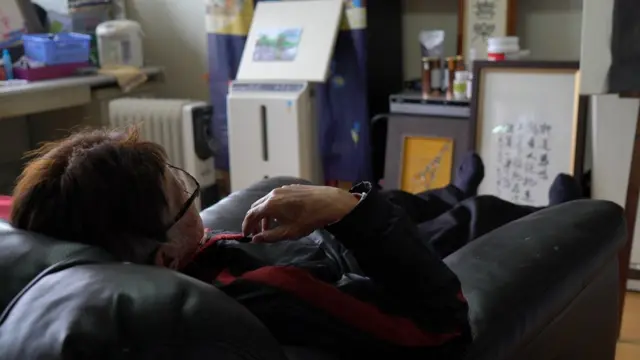 傅达仁的家中摆放许多躺椅和保健品，让他可以随时休息。