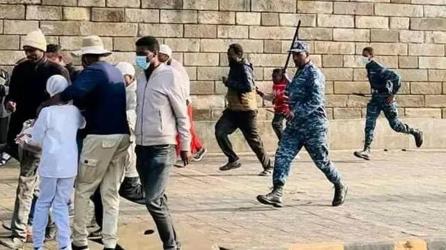 ፖሊሶች ሰዎችን ሲያባርሩ 