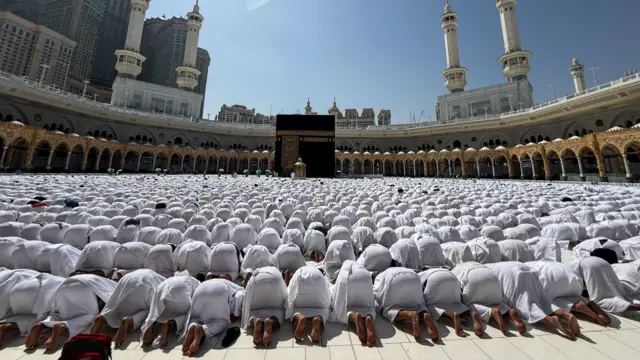 معتمرون يؤدون صلاة الجمعة في أول جمعة من شهر رمضان المبارك، في المسجد الحرام بمدينة مكة المكرمة