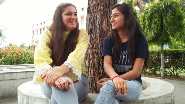 యువతులు