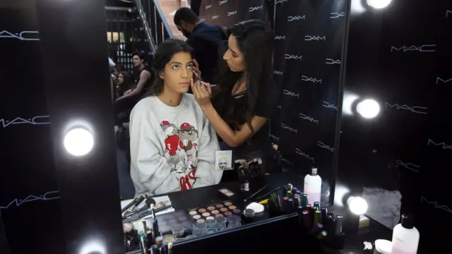 ተወዳደርቲ ዓውደ ምርኢት ጽባቐ ቱኒዝያ ኣብቲ ዝጽበየን ዝነበረ ውድድር ጸብለልታ ንምርኣይ ብበዓልቲ ሙያ ስነ ጽባቐ እናተኾሓላ እንከለዋ ዝተወሰደ ቅላዕ