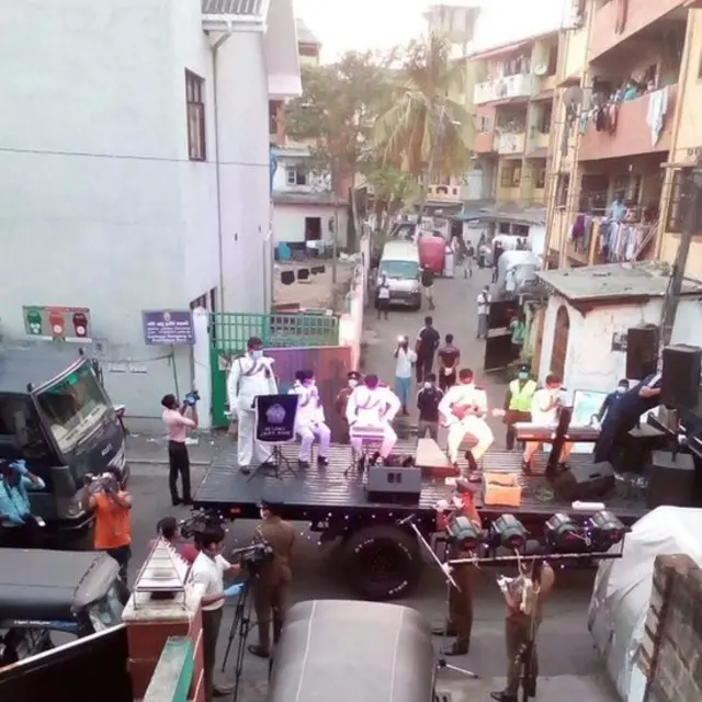 இலங்கை:- கொரோனா பாதிப்பும், மக்களை மகிழ்விக்கும் பாதுகாப்பு பிரிவும்