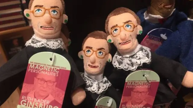 এমনকি তার আদলে তৈরি পুতুল পর্যন্ত রয়েছে।