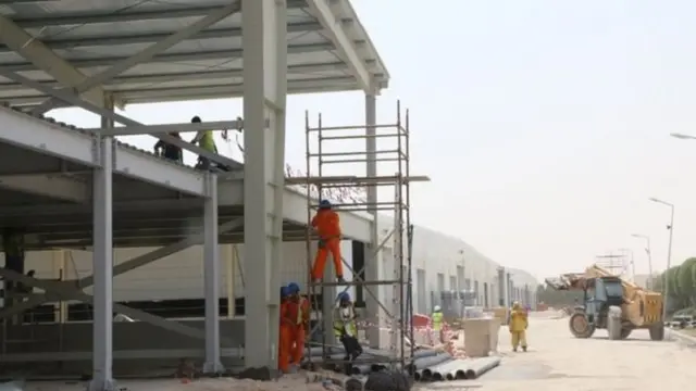 कतारमध्ये सध्या अद्ययावत गोठ्याचं काम चालू आहे