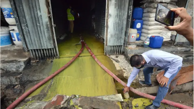 ভবনের নীচে ছিল কেমিকেলের গুদাম।