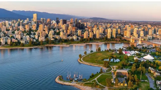 شهدت مدينة فانكوفر في العقد الماضي إقبالا على بناء وحدات سكنية في الشوارع الجانبية للمدينة، بالتوازي مع الارتفاع الكبير في أسعار الإيجارات