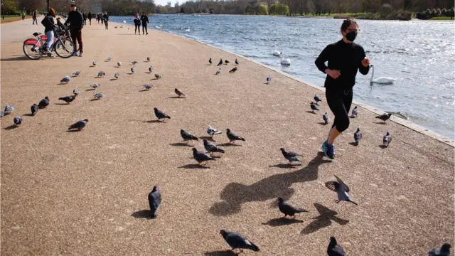 Mulher correjogos que pagam dinheiro de verdade 2024 pix nubankparquejogos que pagam dinheiro de verdade 2024 pix nubankLondres