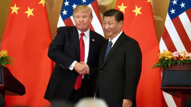 El presidente de Estados Unidos, Donald Trump, y el presidente de China, Xi Jinping, se dan la mano en el Gran Palacio del Pueblo de Pekín.