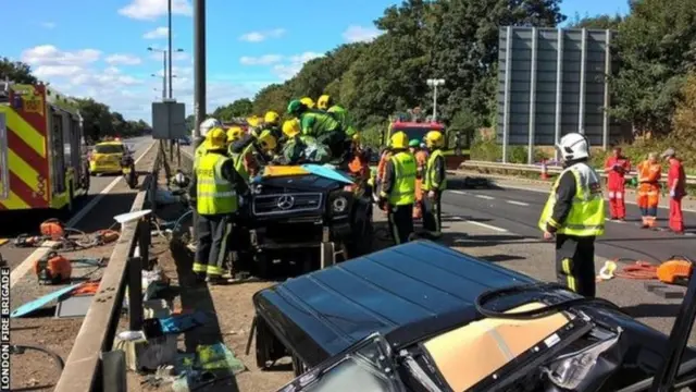 Les pompiers délivrant Pape Souaré de son vehicule