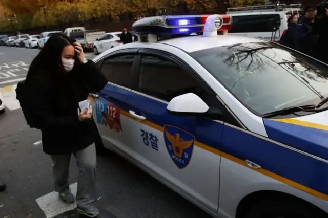 นักเรียนข้างรถตำรวจ