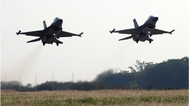 তাইওয়ানের দক্ষিণাঞ্চলে চীনের শিয়াই বিমান ঘাটি থেকে আকাশে উড়ছে দুটি যুদ্ধবিমান।