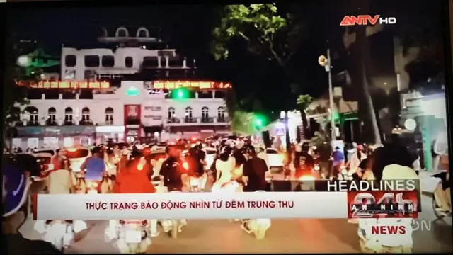 Hình chụp màn hình tivi cảnh đêm Trung thu tại Hà Nội