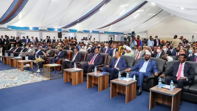 Madaxda Soomaaliya oo ka qeybgalay munaasabad lagu soo xiray shirkii ku saabsanaa arrimaha doorashada ee heshiiska laga gaaray. Waxaa kullanka fadhiyay saxiixeyaasha heshiiska, madaxweynaha, iyo madax hore. Waa Khamiistii.