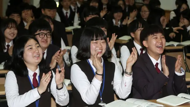 학교에서 남북정상회담을 모니터로 지켜보며 박수를 쏟아내는 학생들