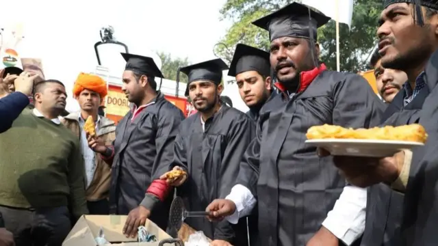 கடந்த ஆண்டு காங்கிரஸ் கட்சி ஏற்பாட்டில் வேலையின்மைக்கு எதிராக நடந்த போராட்டத்தில் பஜ்ஜி விற்கும் பட்டதாரிகள்.