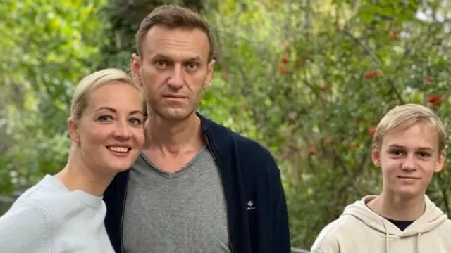 Alexei Navalnybetboo 564Berlim com a esposa Yulia e o filho Zakhar