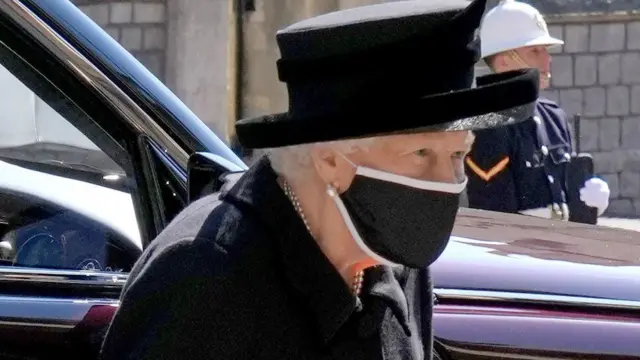 الملكة لدى خروجها من السيارة وكان في استقبالها رئيس أساقفة كانتربيري