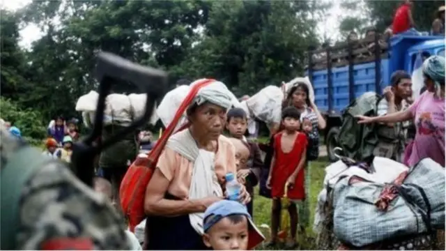 နေရပ်စွန့်ခွာခဲ့ရတဲ့ စစ်ရှောင် ဒုက္ခသည် IDP ၁ သိန်း နီးပါးဟာ ကချင်ပြည်နယ်နဲ့ ရှမ်းပြည်မြောက်ပိုင်း က စစ်ရှောင်စခန်း IDP တွေမှာ နေထိုင် နေရပါတယ်။