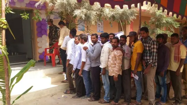 పోలింగ్ బూత్ క్యూలో ఓటర్లు