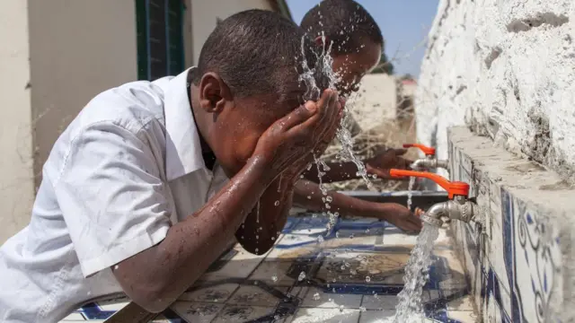 Wasu yara yan makaranta a Somalialand kenan ke amfani da wasu famfunan burtsatse da da Majalisar Dinkin Duniya ta samar