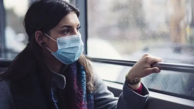 تشير بعض الأدلة إلى أن تغطية الوجه تساعد في الحماية أثناء التواصل مع أشخاص مصابين لا تظهر عليهم أعراض الفيروس