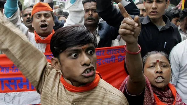 कार्यकर्ते आंदोलन करताना