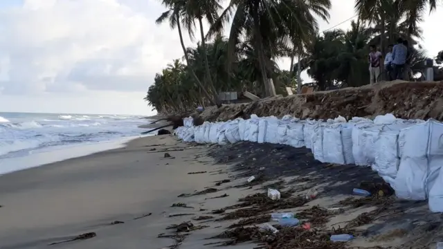 கடலரிப்பால் மறையும் நிலங்கள்