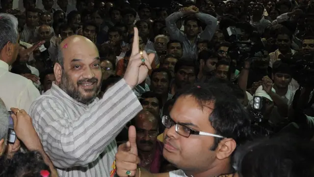 அக்டோபர் 29, 2010 -ம் ஆண்டு, சொஹராபுதீன் என்கவுண்டர் வழக்கில் பிணையில் சபர்மதி மத்திய சிறையிலிருந்து வெளியே வரும் பாஜக தலைவர் அமித் ஷா. அவரை வரவேற்கும் அவரது மகன் ஜெய் ஷா.