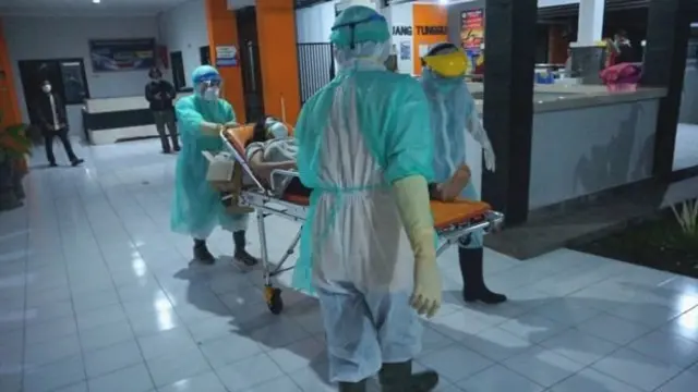 Perawat mengenakan pakaian Alat Pelindung Diri baju hazmat (Hazardous Material) menuju kamar isolasi khusus RSUD dr Iskak, Tulungagung, Jawa Timur.