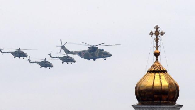 Ми-26 и вертолет Ми-8 над центром Москвы