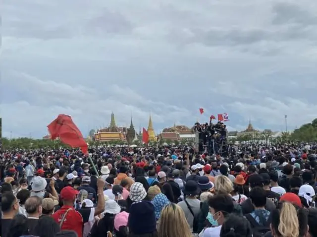 กลุ่มผู้ประท้วงนำโดยแนวร่วมธรรมศาสตร์และการชุมนุมเข้ายึดพื้นที่สนามหลวง และปักหลักค้างคืนเพื่อเรียกร้องประชาธิปไตยในวันที่ 19 ก.ย. ที่ผ่านมา