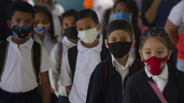 Niños en una escuela en América Latina