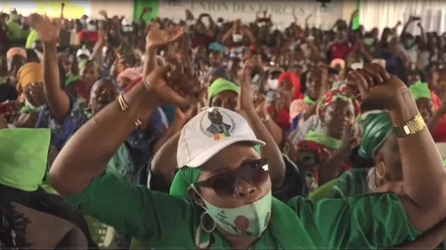 Difficile de respecter la distanciation sociale dans ce meeting de l'opposant Cellou Dalein Diallo